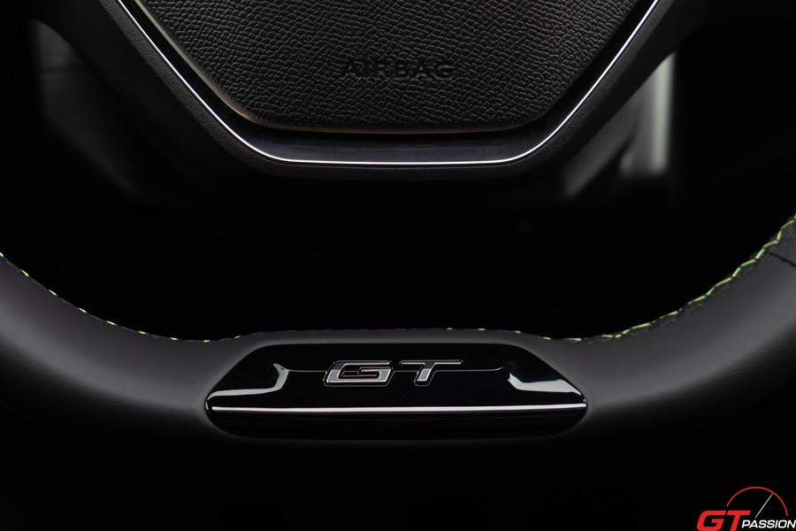 PEUGEOT408 volant gt