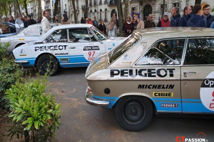 504 et 204 au repos en parc fermé