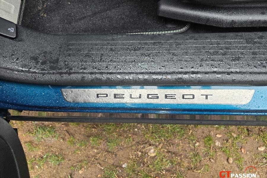 Peugeot E3008